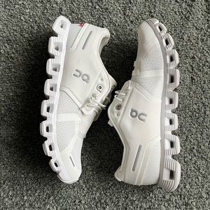 On Cloud Women’s 8 all white